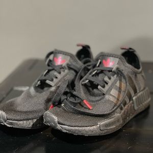 Women’s Adidas PrimeBlue Sneaker, Black/Red (US 6.5)